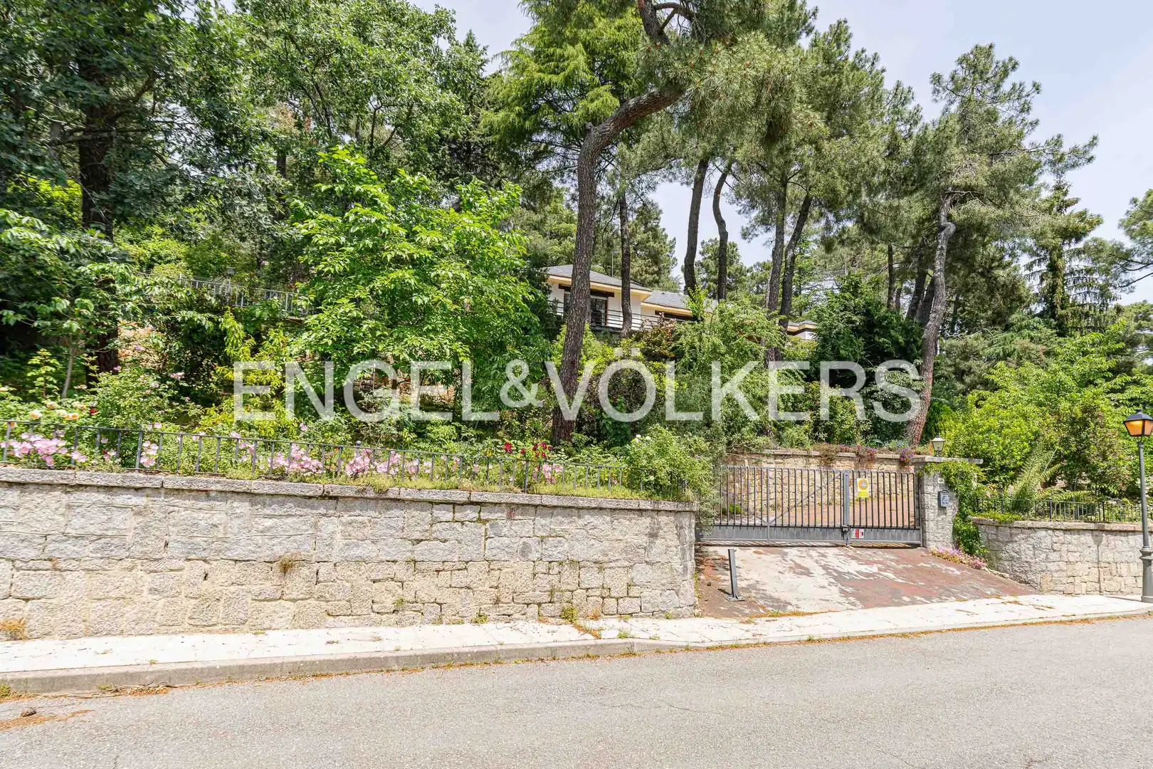Außenansicht von Haus oder Chalet zum Verkauf in San Lorenzo de El Escorial mit Heizung, Privatgarten und Terrasse