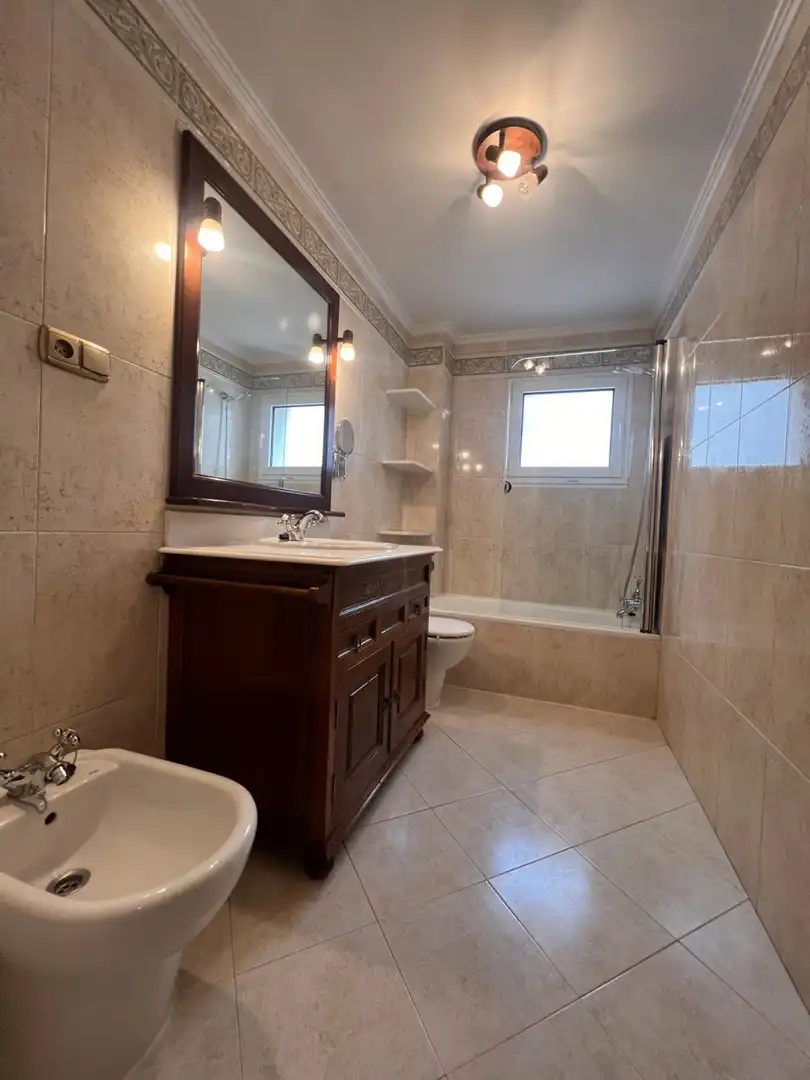 Bathroom of Flat for rent in Gijón   with Heating, Parquet flooring and Furnished