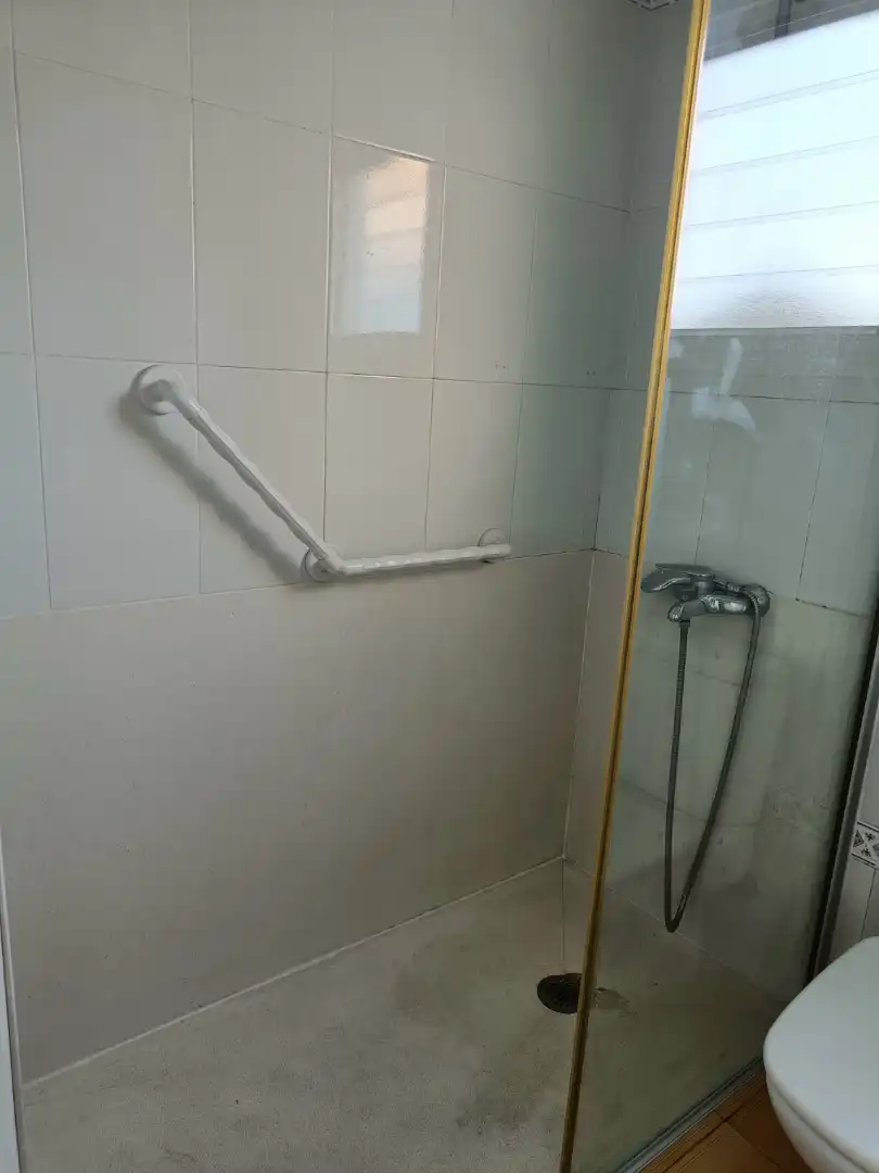 Badezimmer von Einfamilien-Reihenhaus zur Miete in Girona mit Heizung, Privatgarten und Terrasse