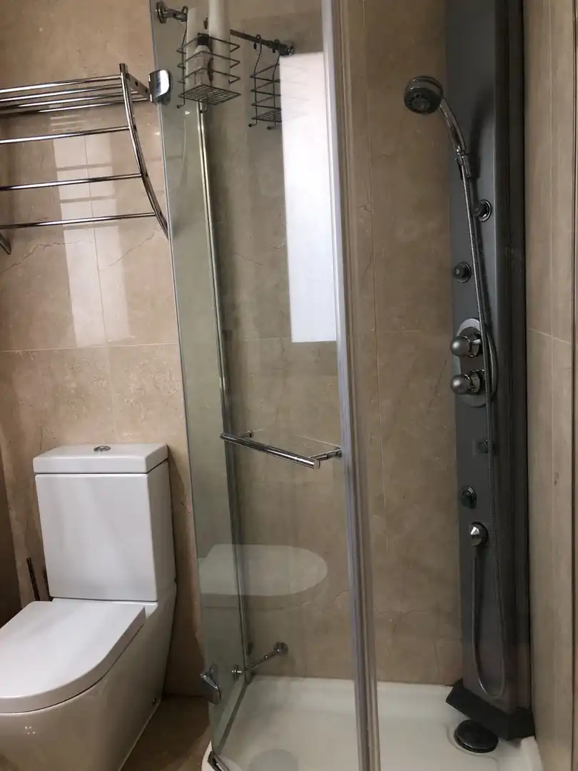 Baño de Planta baja de alquiler en Marbella con Aire acondicionado, Calefacción y Terraza