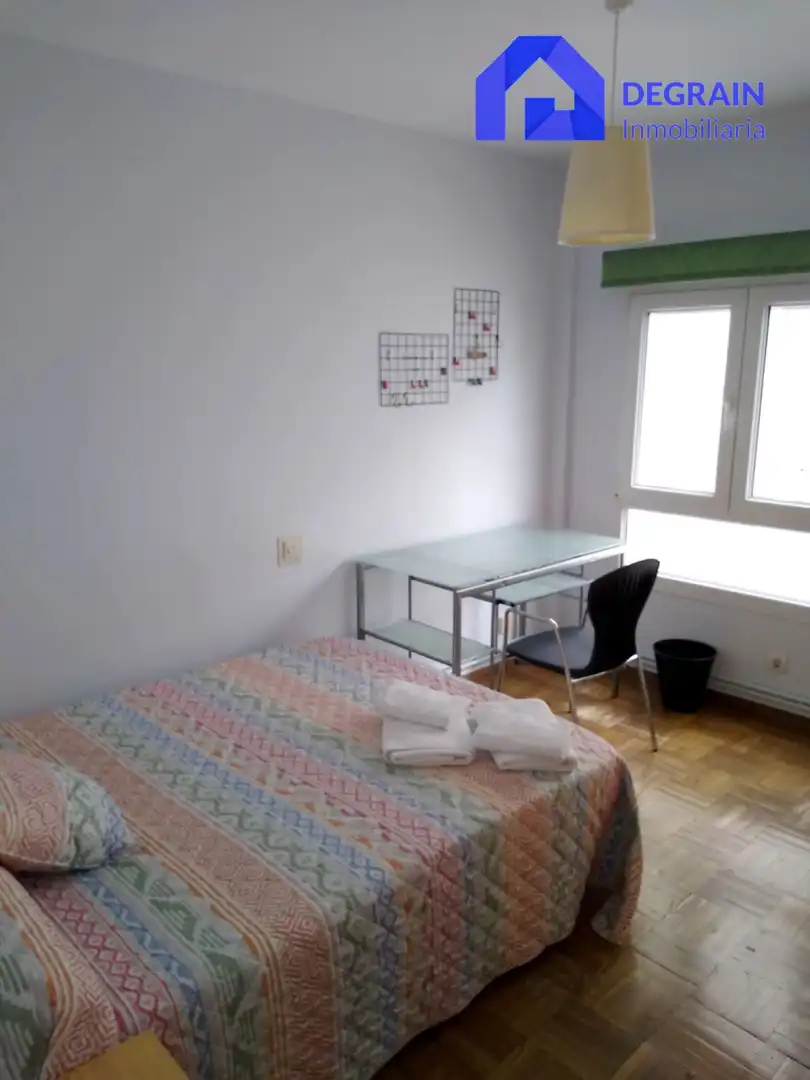 Schlafzimmer von Wohnung zur Miete in Oviedo  mit Möbliert
