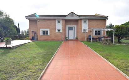 Vista exterior de Casa o xalet en venda en Torrelodones amb Terrassa i Piscina