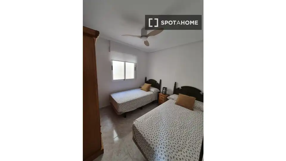 Dormitori de Apartament per a compartir en Santa Pola amb Aire condicionat, Terrassa i Moblat