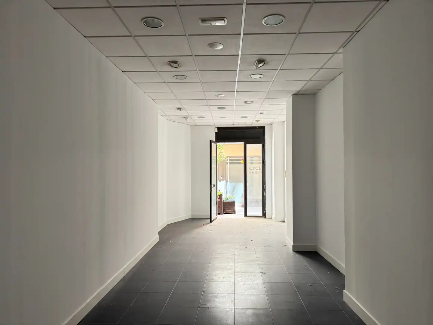 Local comercial de lloguer a Calle Azara 3, imagen 4