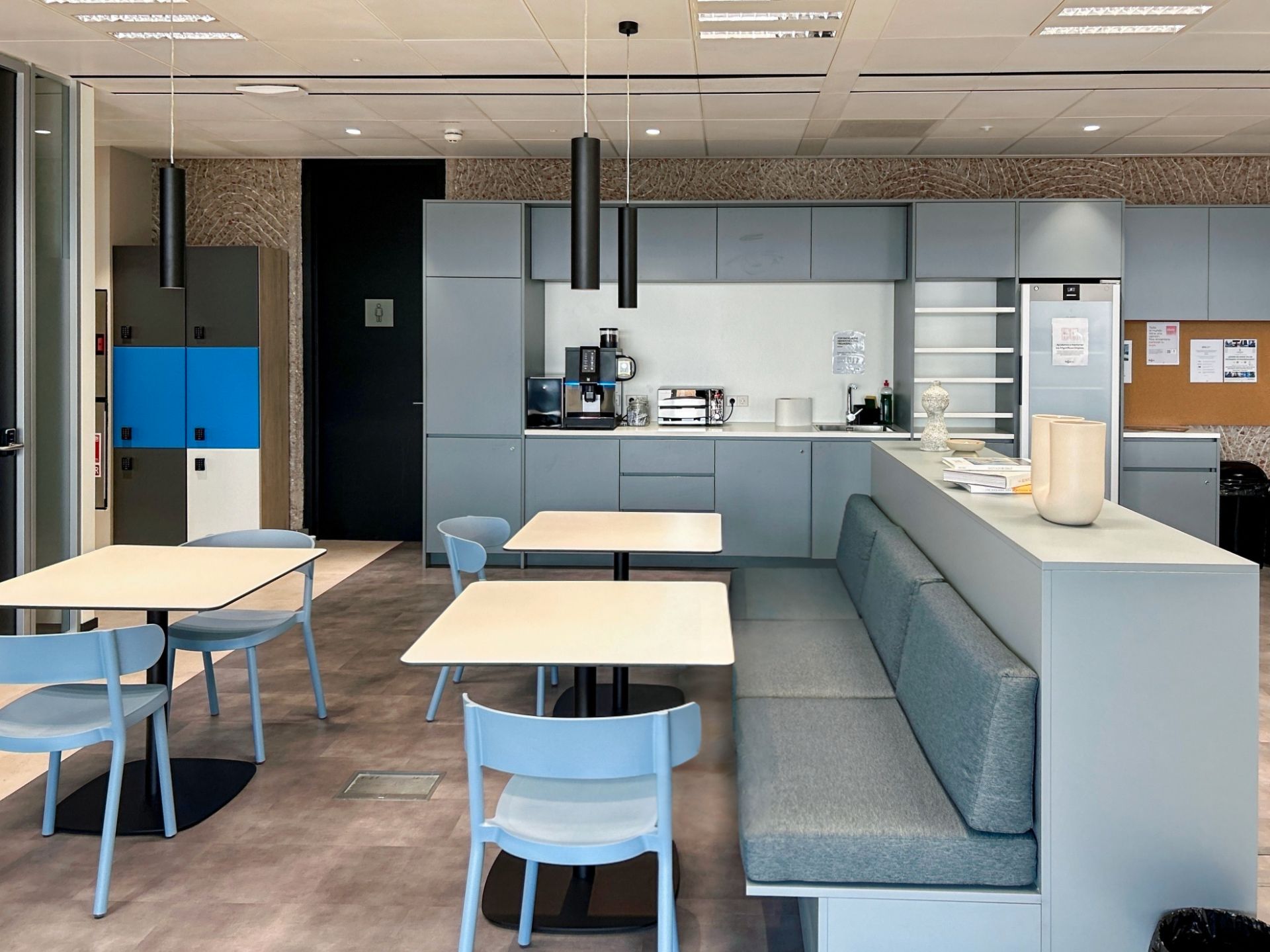 Cocina de Oficina de alquiler en  Madrid Capital con Aire acondicionado, Calefacción y Amueblado