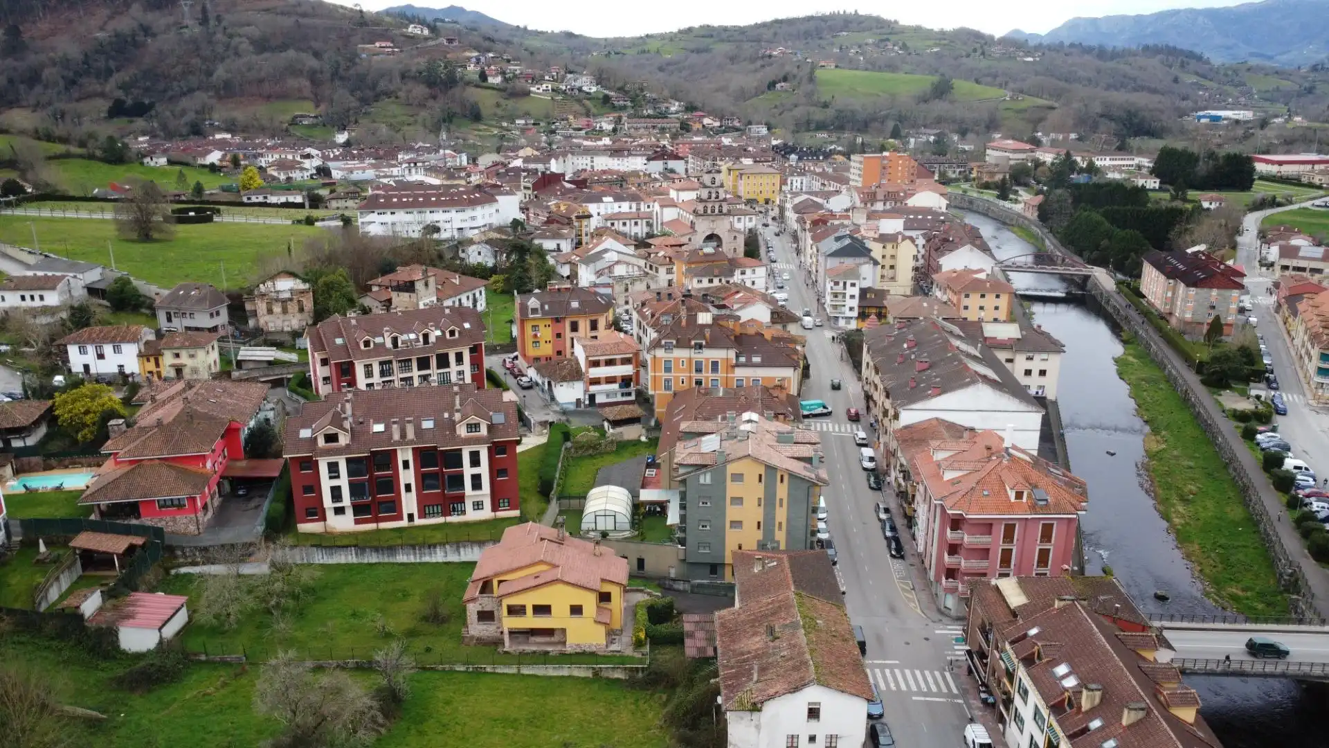 Außenansicht von Einfamilien-Reihenhaus zum Verkauf in Cangas de Onís mit Heizung und Abstellraum