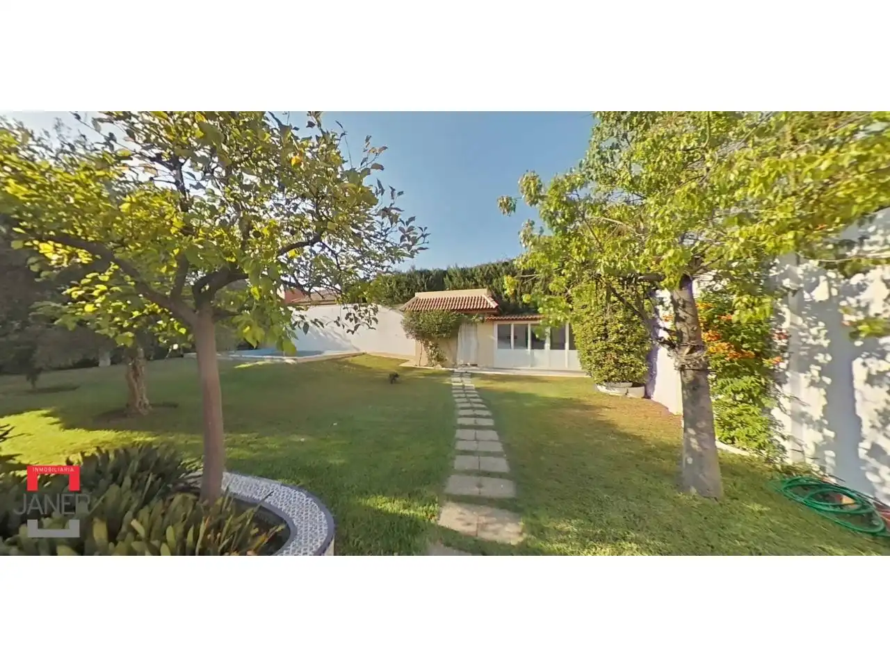 Vista exterior de Casa o xalet en venda en Tomares amb Aire condicionat, Jardí privat i Terrassa