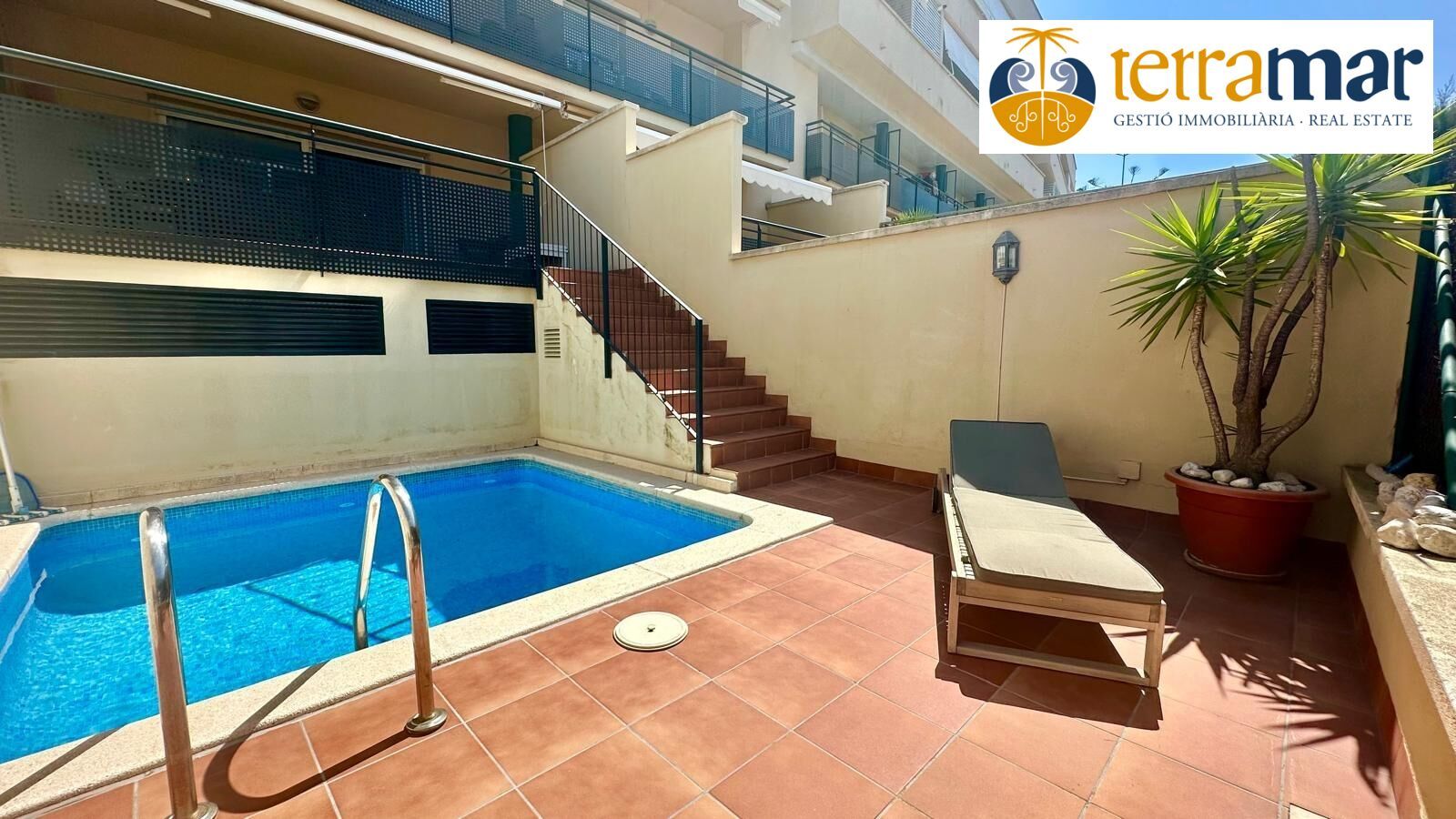 Swimming pool of Duplex for sale in Sitges  with Air Conditioner, Heating and Private garden