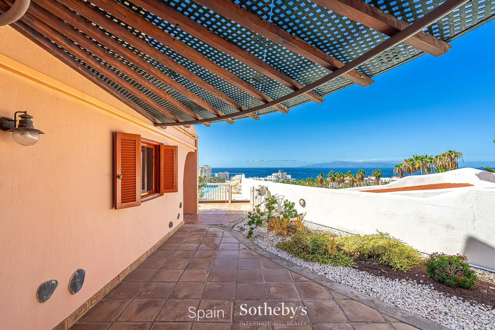 Vista exterior de Casa o xalet en venda en Adeje amb Aire condicionat, Jardí privat i Terrassa