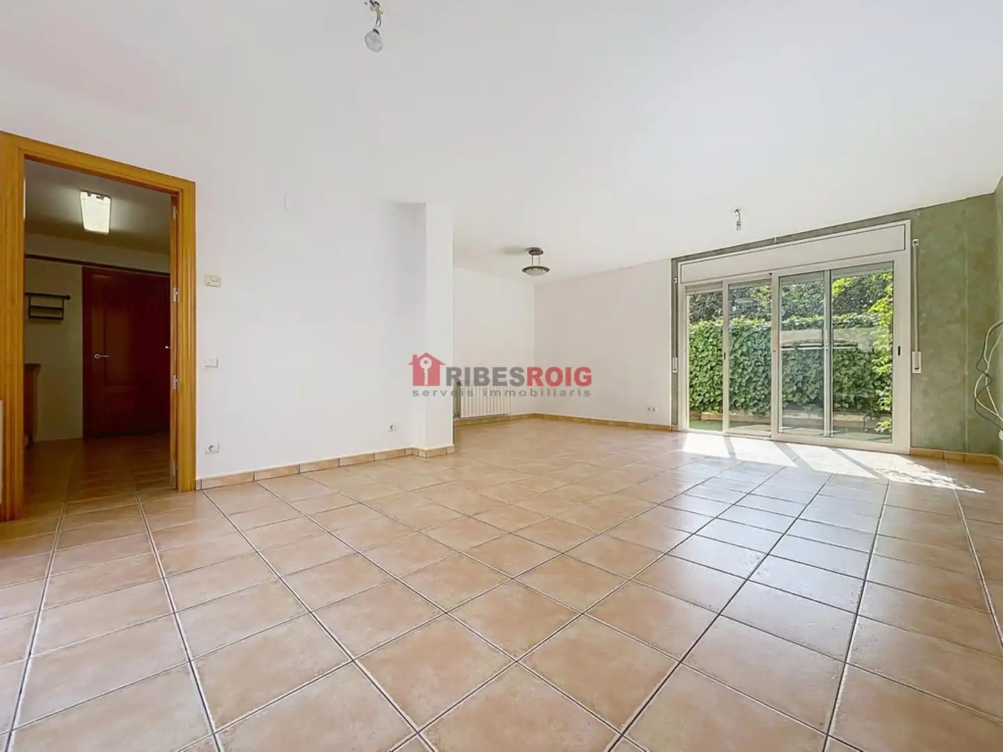 Vista exterior de Casa adosada en venda en Sant Pere de Ribes amb Calefacció, Jardí privat i Terrassa