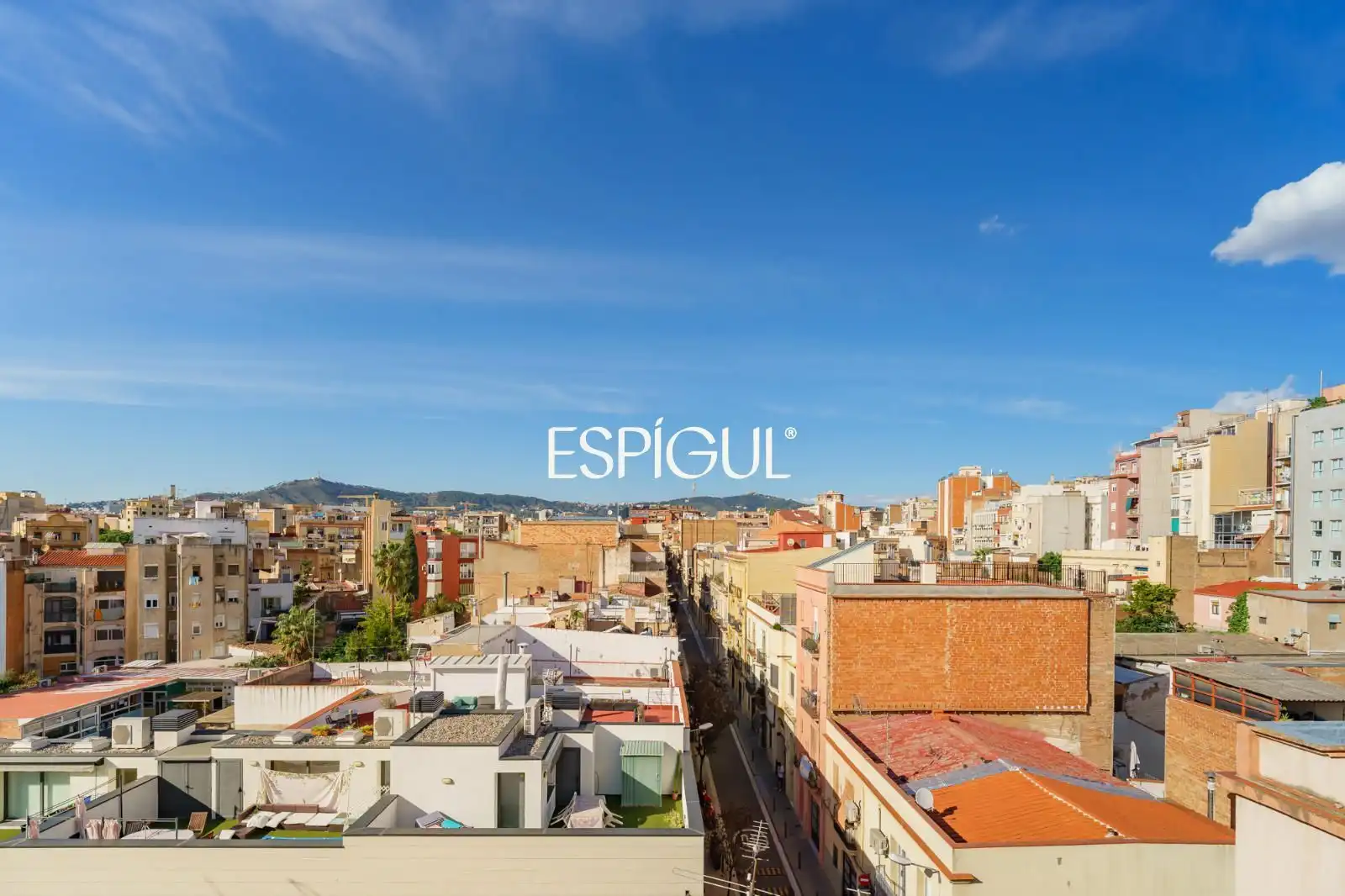 Vista exterior de Casa adosada en venda en Sants - Montjuïc