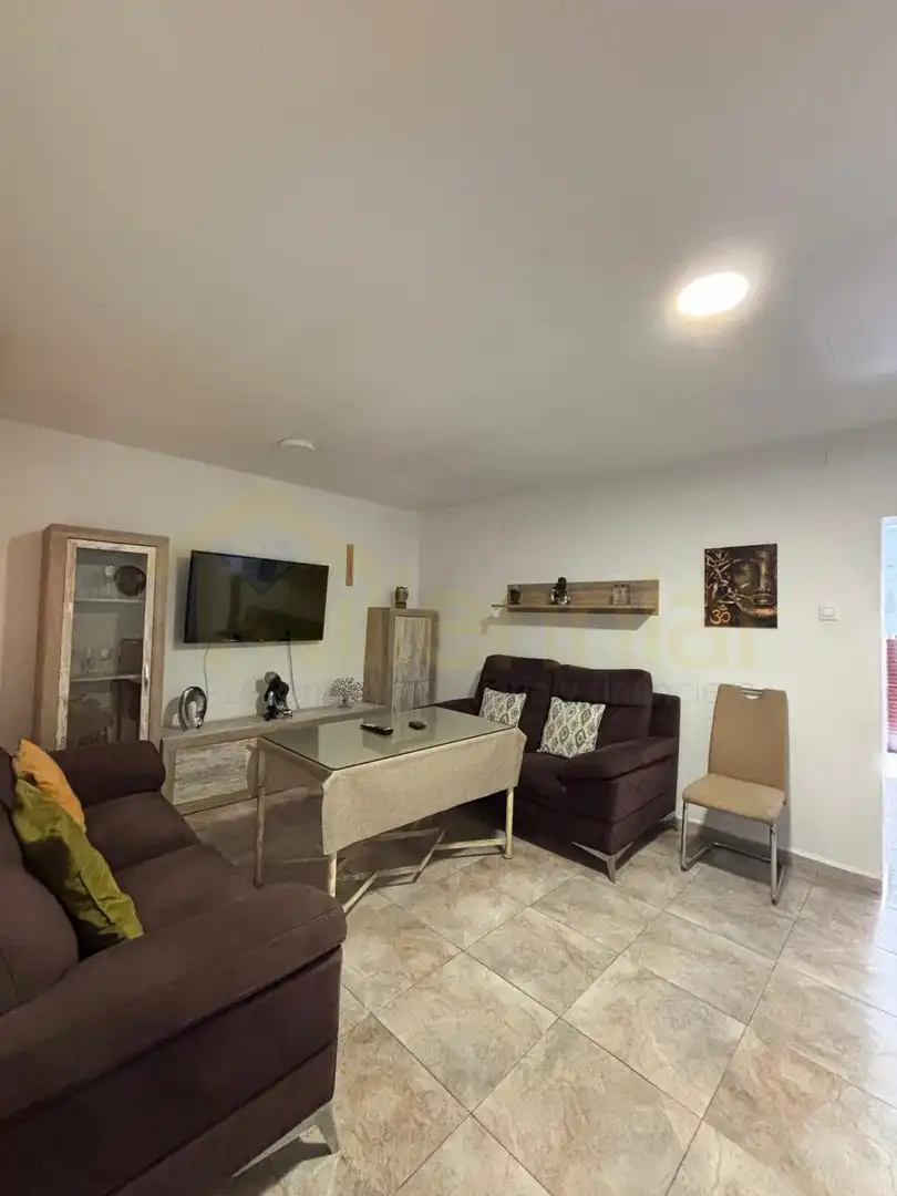 Wohnzimmer von Einfamilien-Reihenhaus zum Verkauf in Sevilla mit Klimaanlage