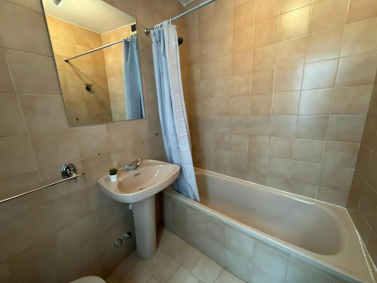 Bathroom of Flat for share in Madrid  with Air Conditioner, Heating and Washing machine