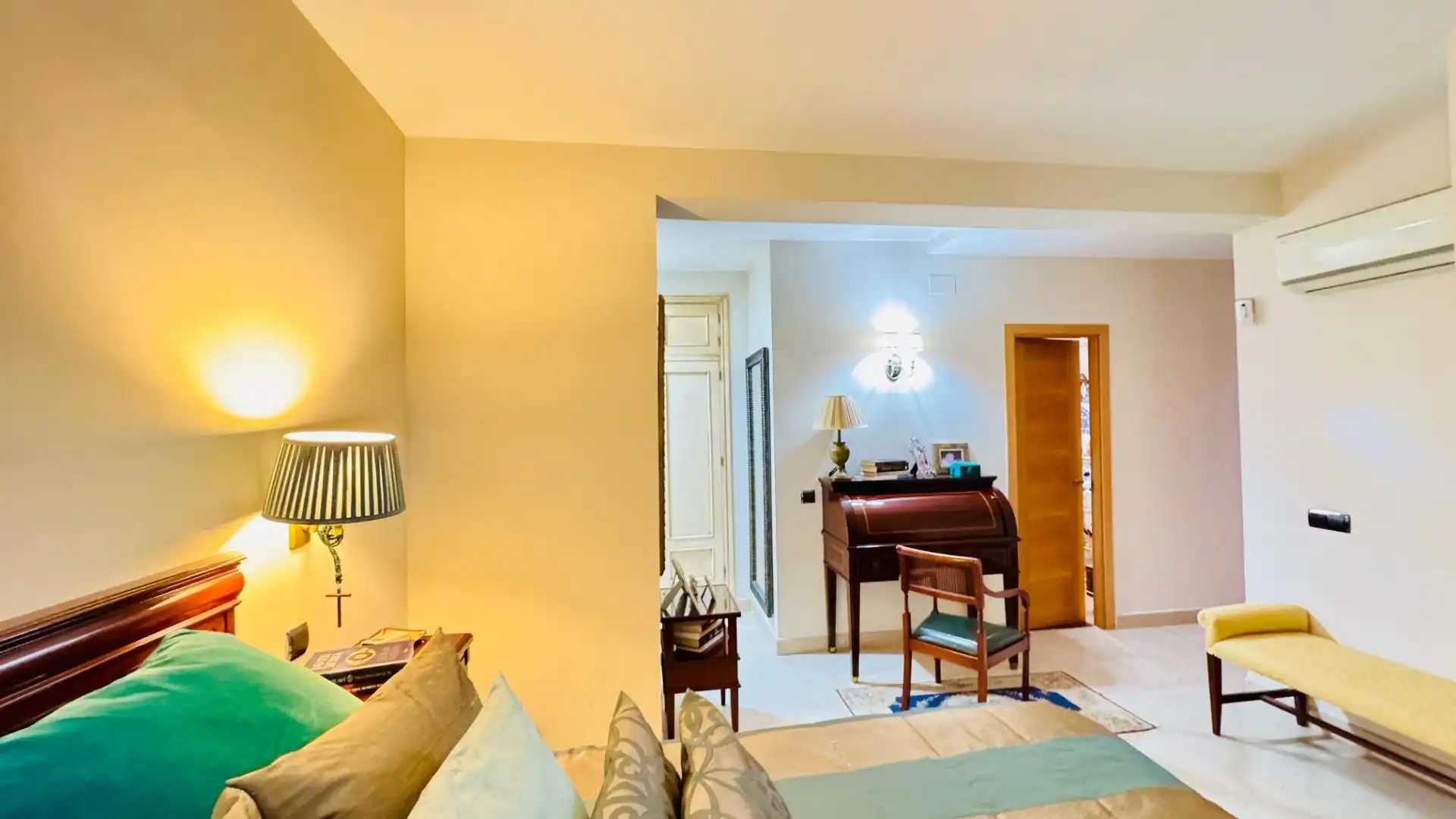 Sala d'estar de Casa o xalet en venda en Alcalá de Guadaira amb Aire condicionat, Jardí privat i Terrassa