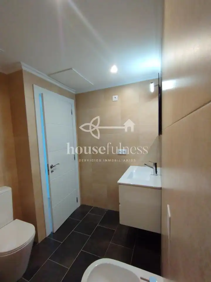 Badezimmer von Wohnungen zur Miete in Ferrol mit Heizung, Abstellraum und Möbliert