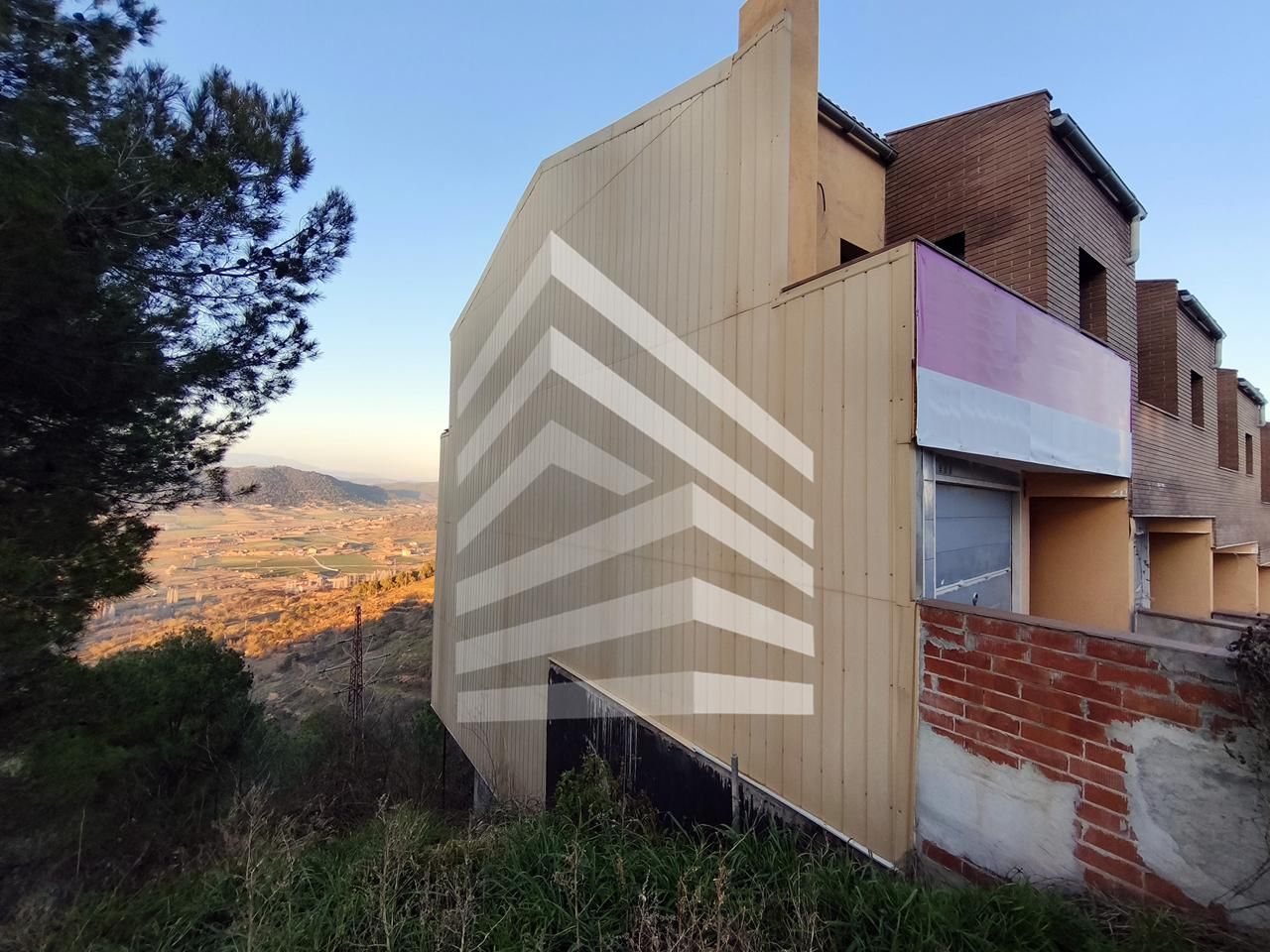 Vista exterior de Casa adosada en venda en Cardona amb Jardí privat, Terrassa i Balcó