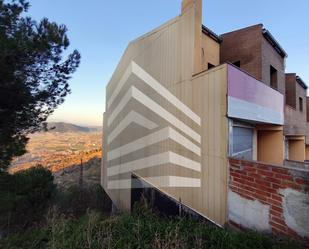 Vista exterior de Casa adosada en venda en Cardona amb Jardí privat, Terrassa i Balcó