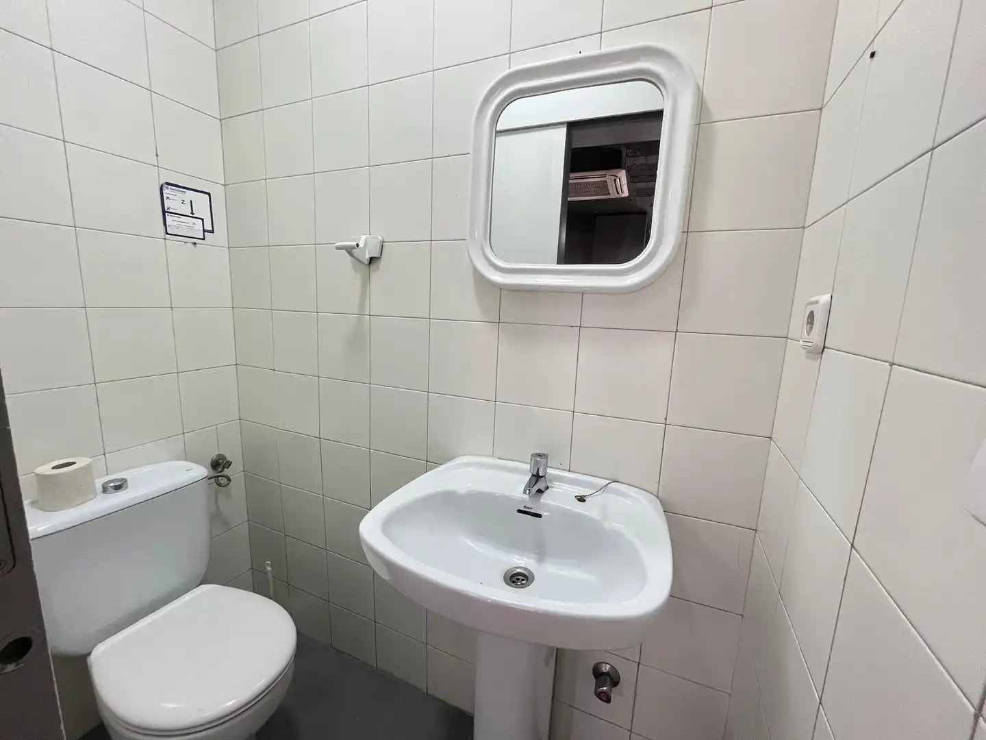 Bathroom of Commercial properties for rent in Cartagena  with Air Conditioner and Parquet flooring