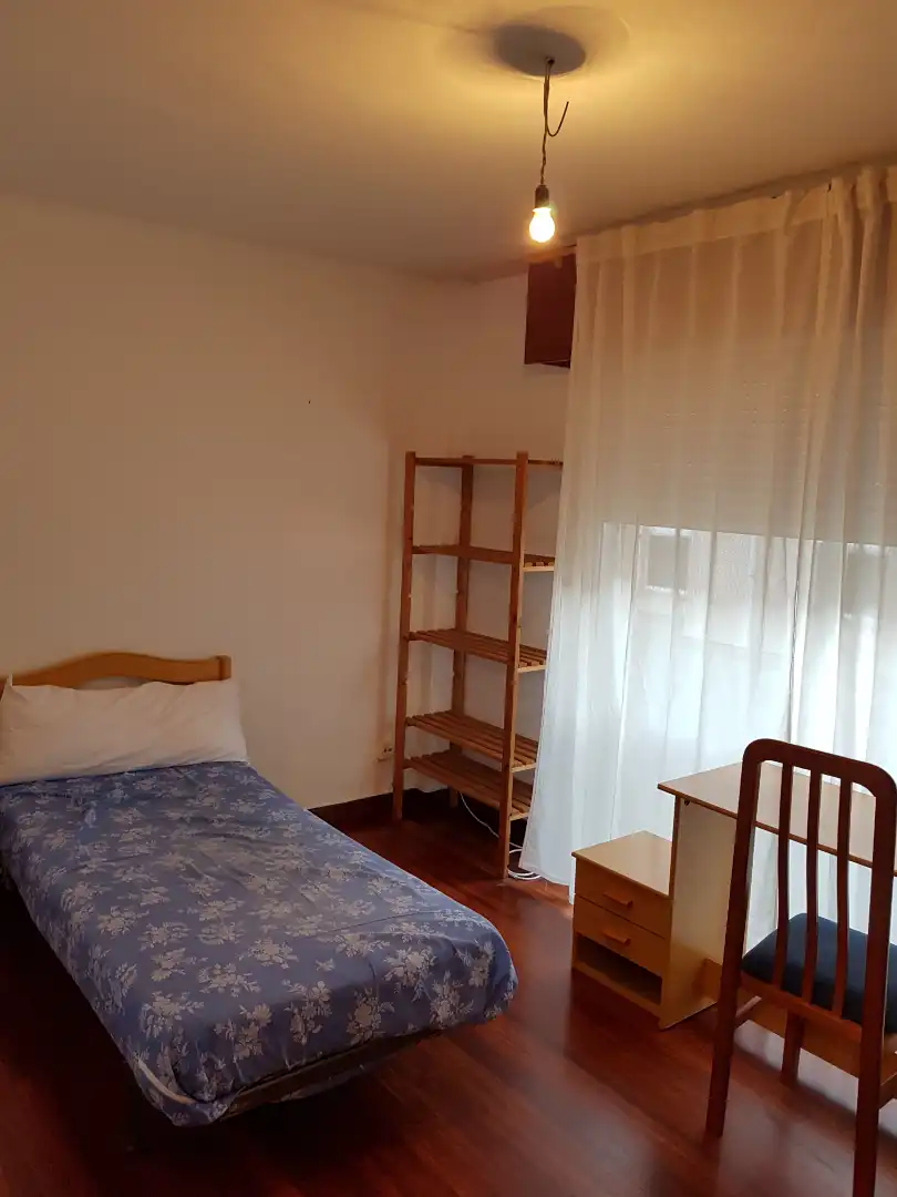 Habitación de Piso de alquiler en Santiago de Compostela  con Calefacción, Parquet y Amueblado