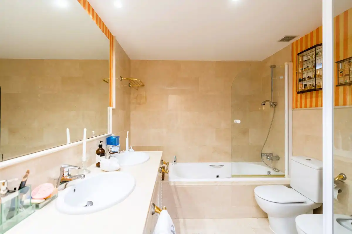 Baño de Apartamento en venta en Marbella con Aire acondicionado, Amueblado y Internet