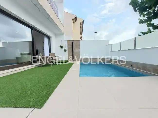 Piscina de Casa o chalet en venta en San Pedro del Pinatar con Aire acondicionado, Calefacción y Jardín privado