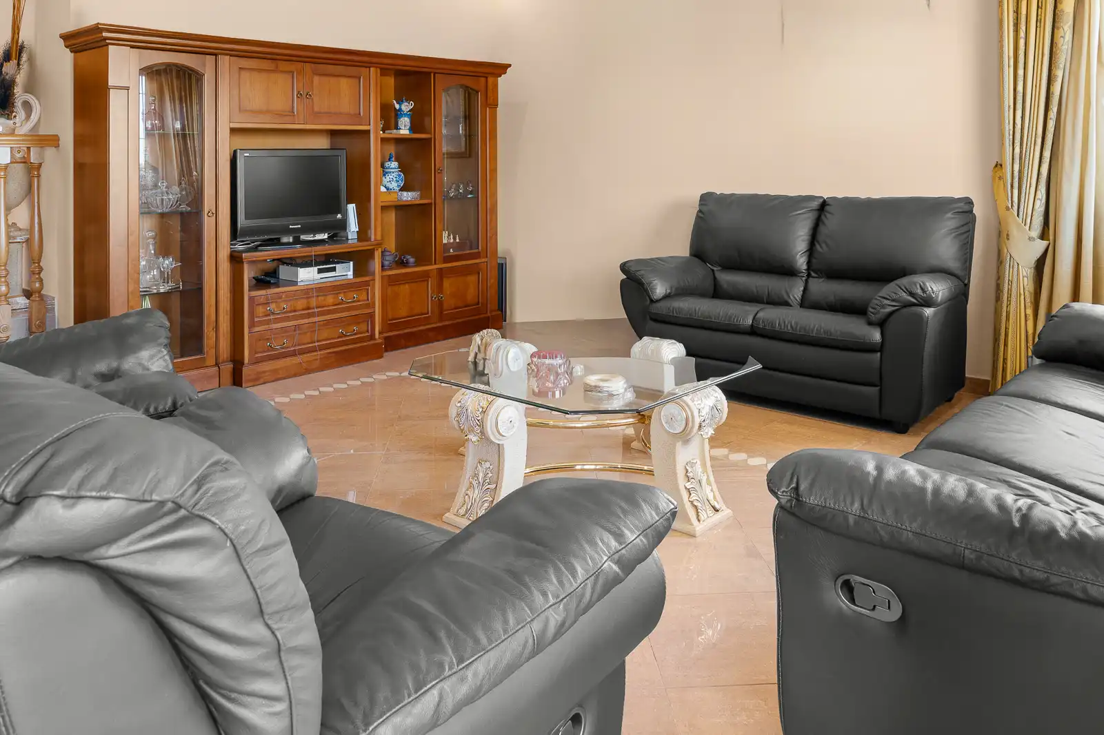 Sala d'estar de Casa o xalet en venda en Benalmádena amb Aire condicionat, Jardí privat i Piscina