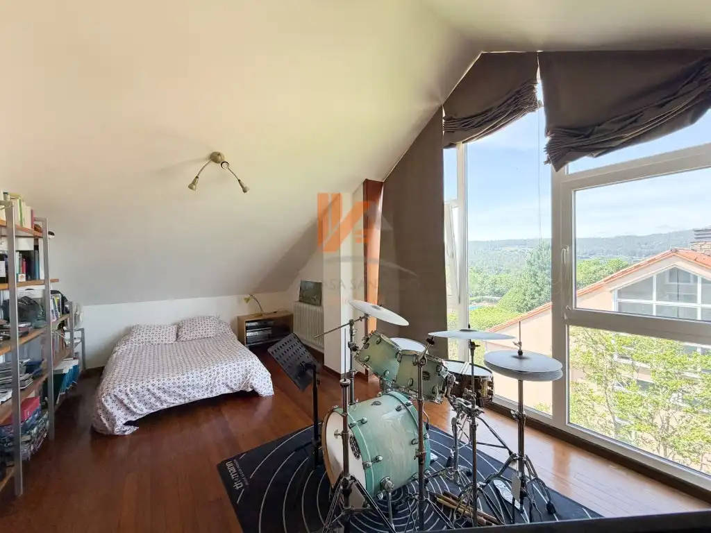 Habitación de Casa adosada en venta en Brión con Jardín privado, Trastero y Horno