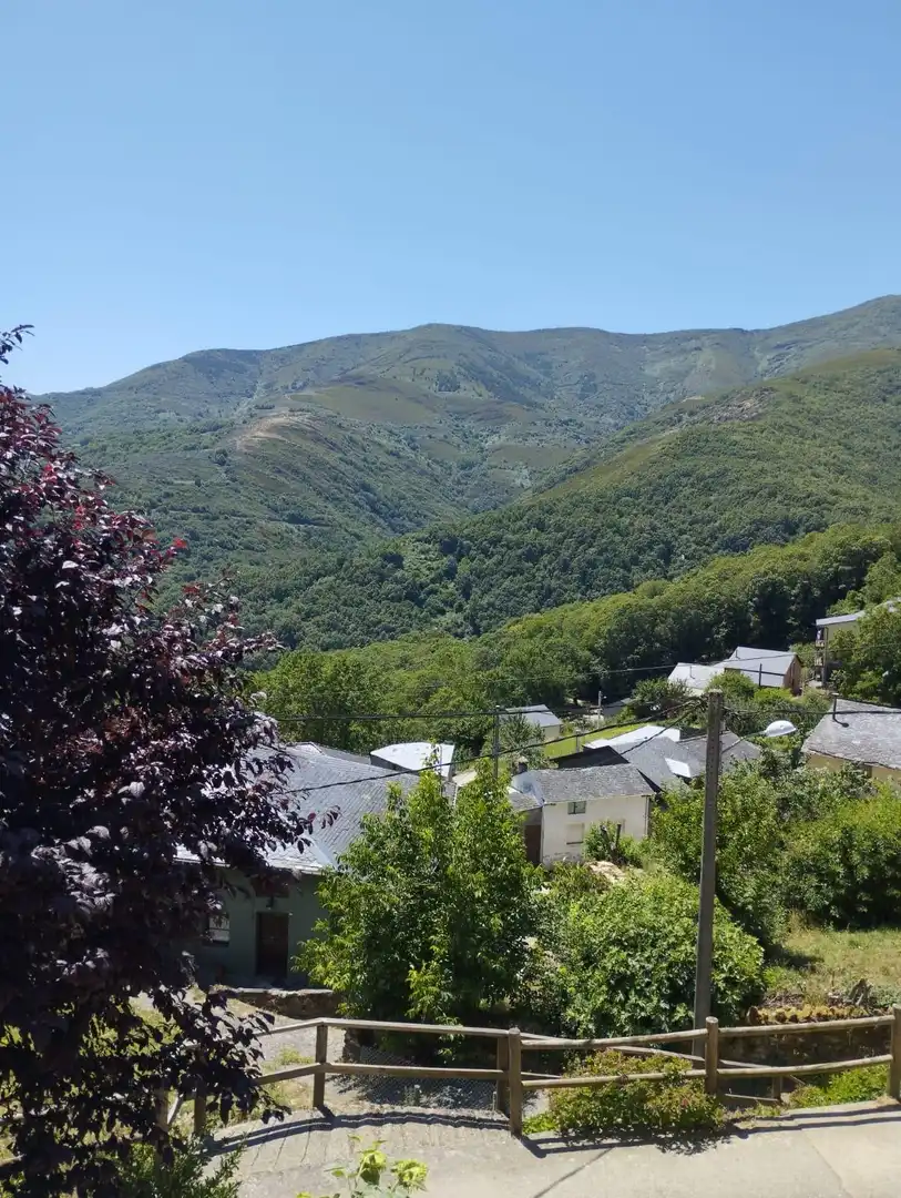 Außenansicht von Haus oder Chalet zum Verkauf in Vega de Valcarce mit Privatgarten und Möbliert