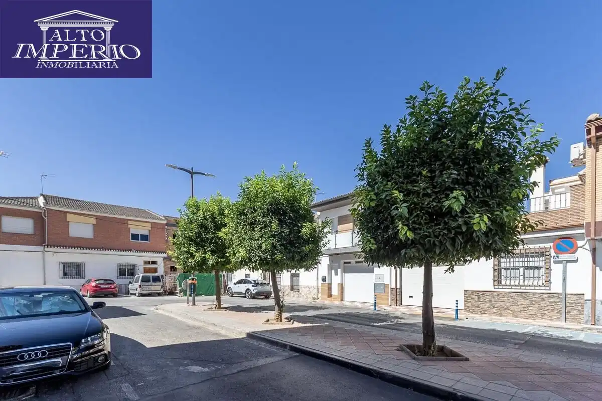 Vista exterior de Casa adosada en venda en Churriana de la Vega amb Aire condicionat