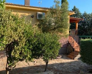 Vista exterior de Casa o xalet en venda en El Tiemblo  amb Aire condicionat, Jardí privat i Terrassa