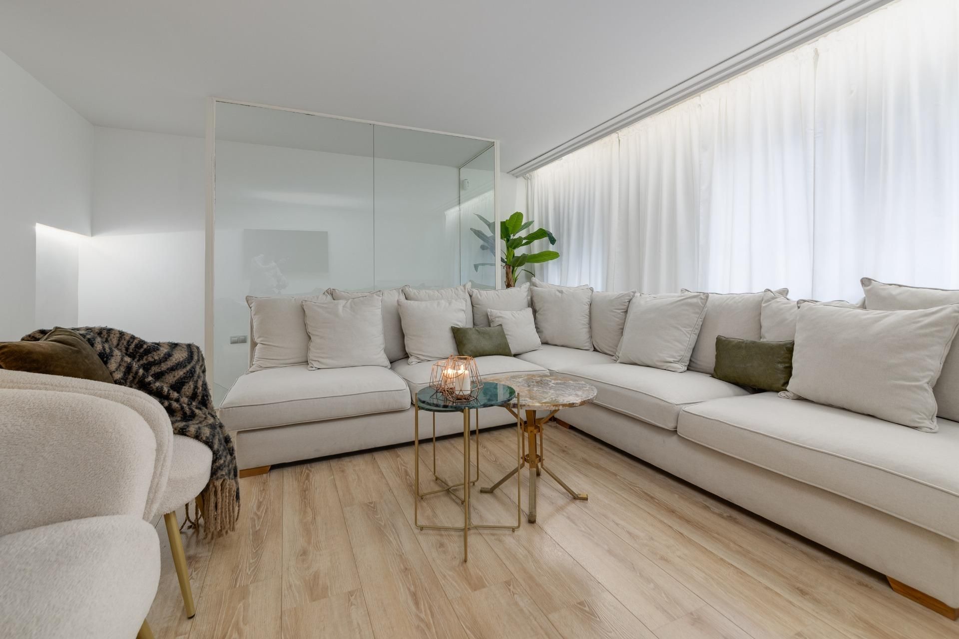 Sala d'estar de Apartament en venda en Torrevieja amb Aire condicionat, Jardí privat i Traster