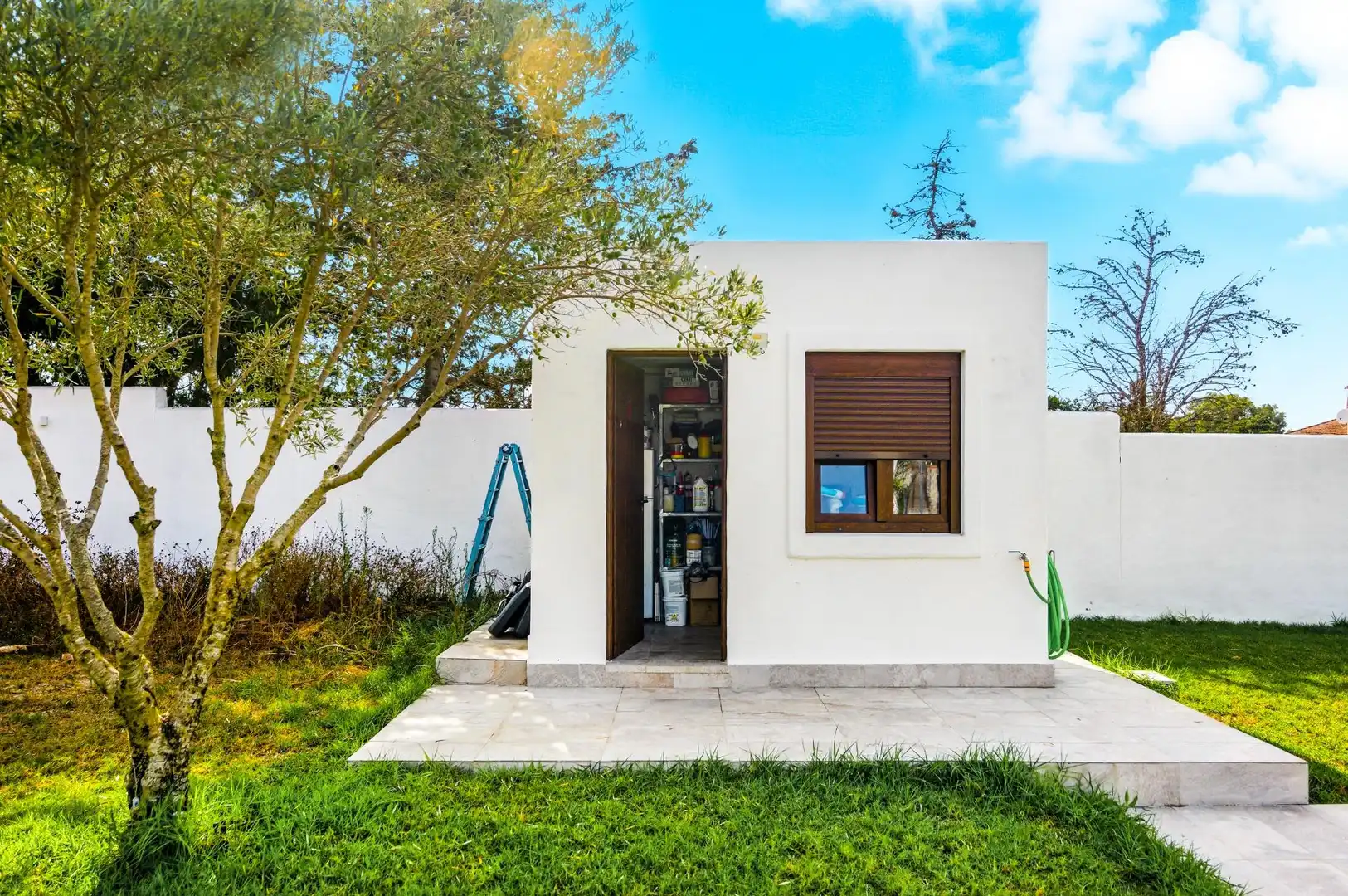 Vista exterior de Casa o xalet en venda en Chiclana de la Frontera amb Jardí privat, Traster i Piscina