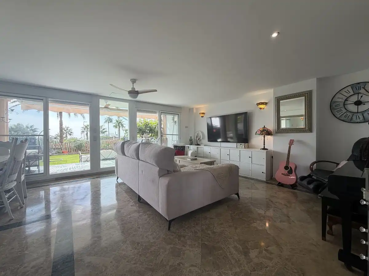 Sala d'estar de Casa adosada en venda en Estepona Pueblo