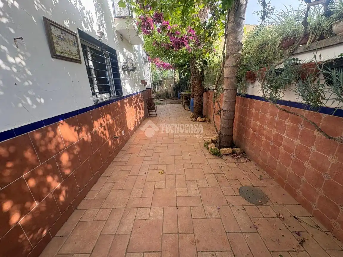 Vista exterior de Casa adosada en venda en Espartinas amb Aire condicionat, Jardí privat i Terrassa