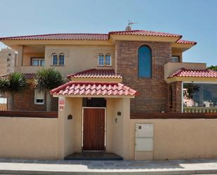 Vista exterior de Casa o xalet en venda en La Manga del Mar Menor amb Aire condicionat, Terrassa i Piscina