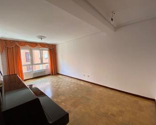 Sala d'estar de Pis en venda en Oviedo  amb Calefacció i Traster