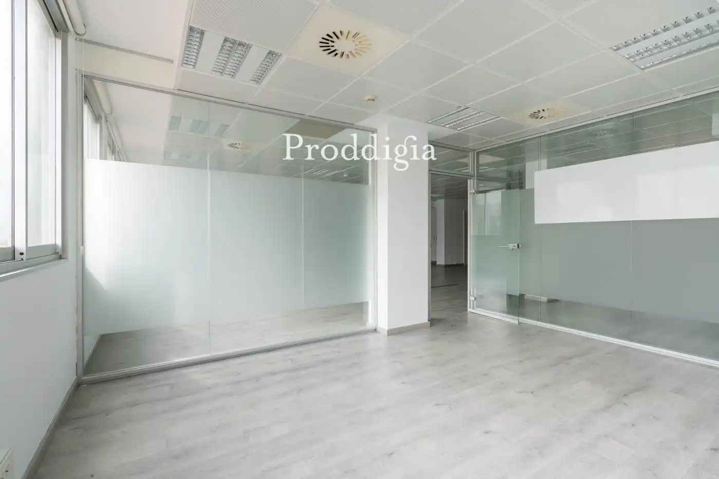 Büro zur Miete in Barcelona mit Klimaanlage, Heizung und Alarm