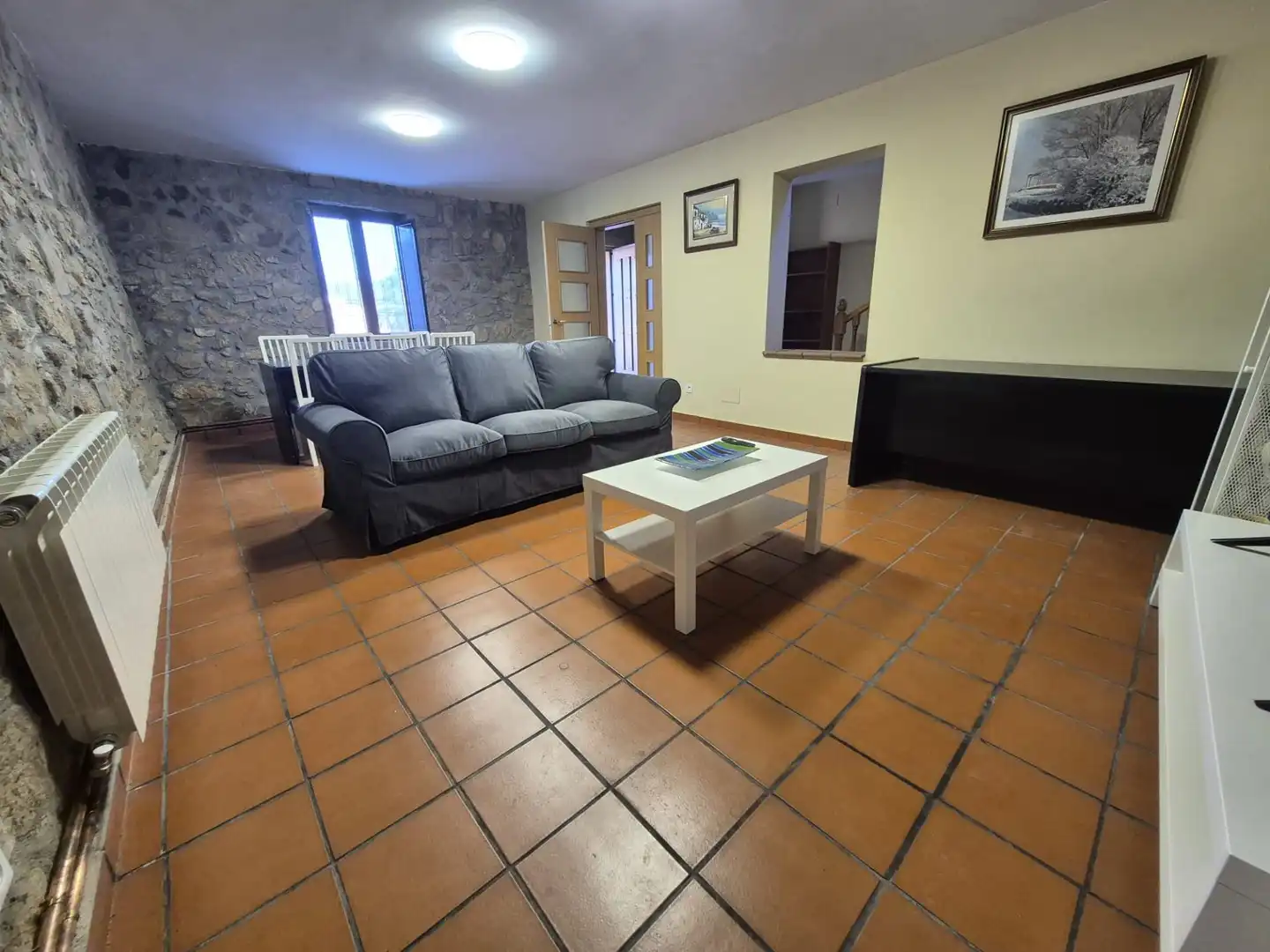 Sala d'estar de Casa o xalet de lloguer en Gemuño amb Calefacció, Jardí privat i Terrassa