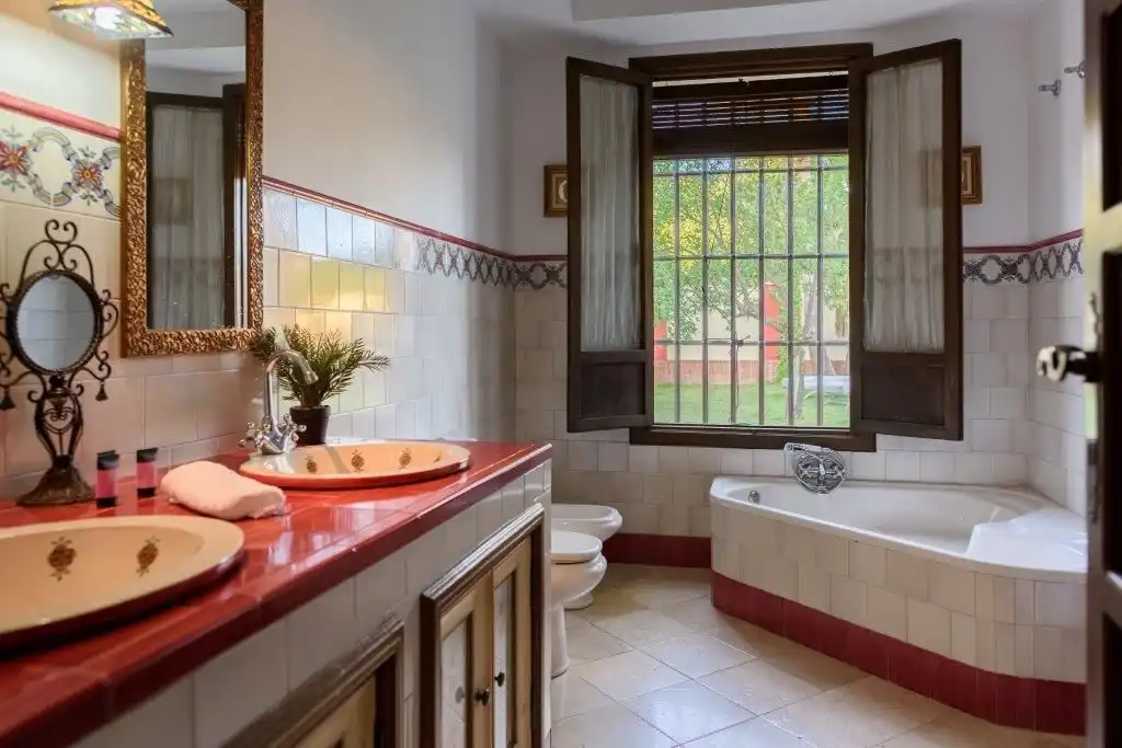 Bathroom of Houses for sale in Sevilla  with Air Conditioner, Private garden and Terrace