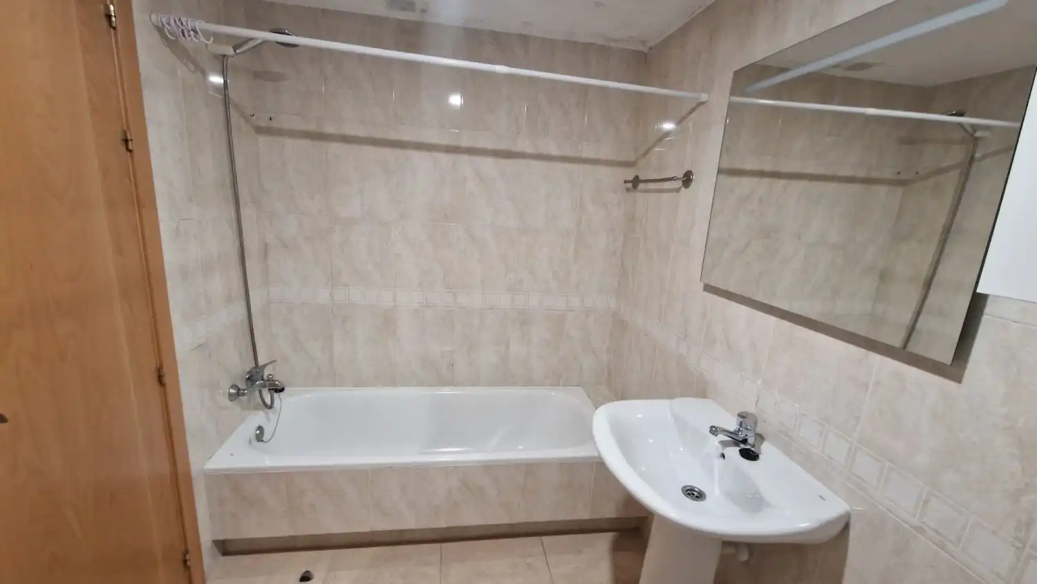 Badezimmer von Wohnung zum Verkauf in León Capital  mit Heizung, Parkett und Terrasse