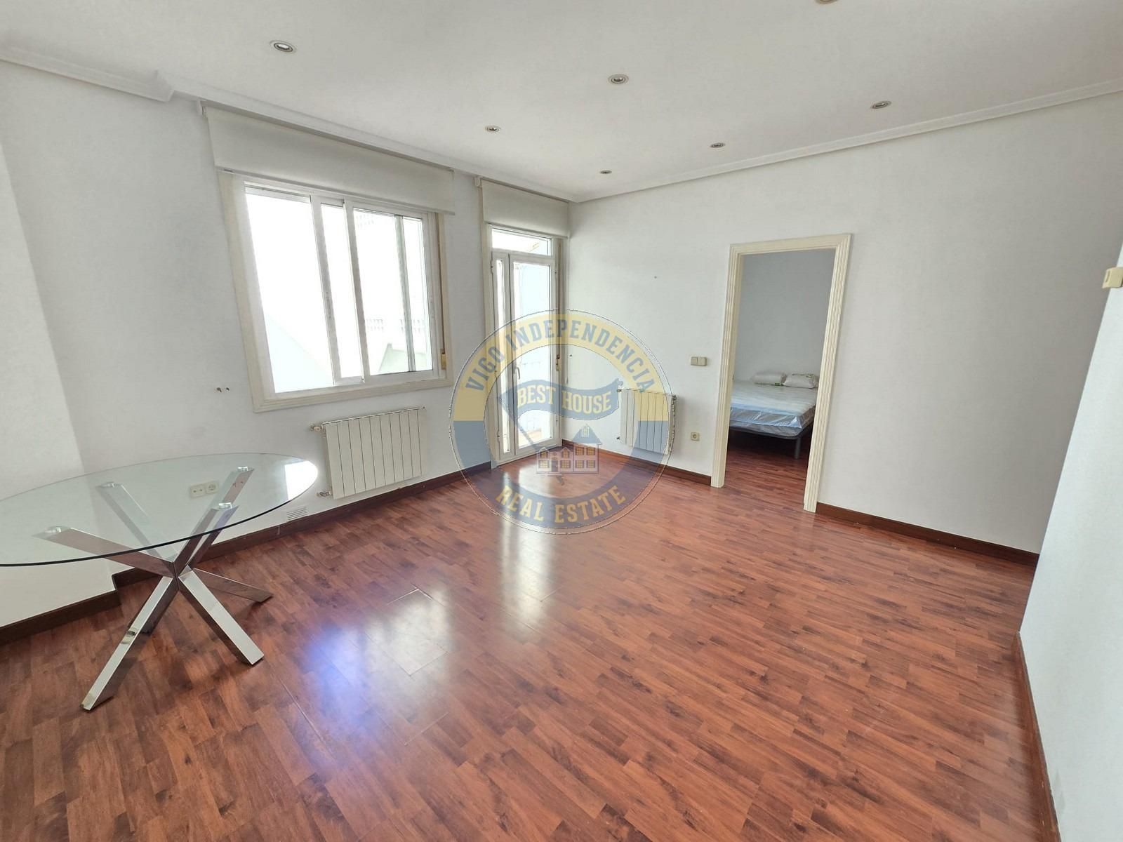 Sala d'estar de Apartament de lloguer en Vigo  amb Calefacció i Balcó