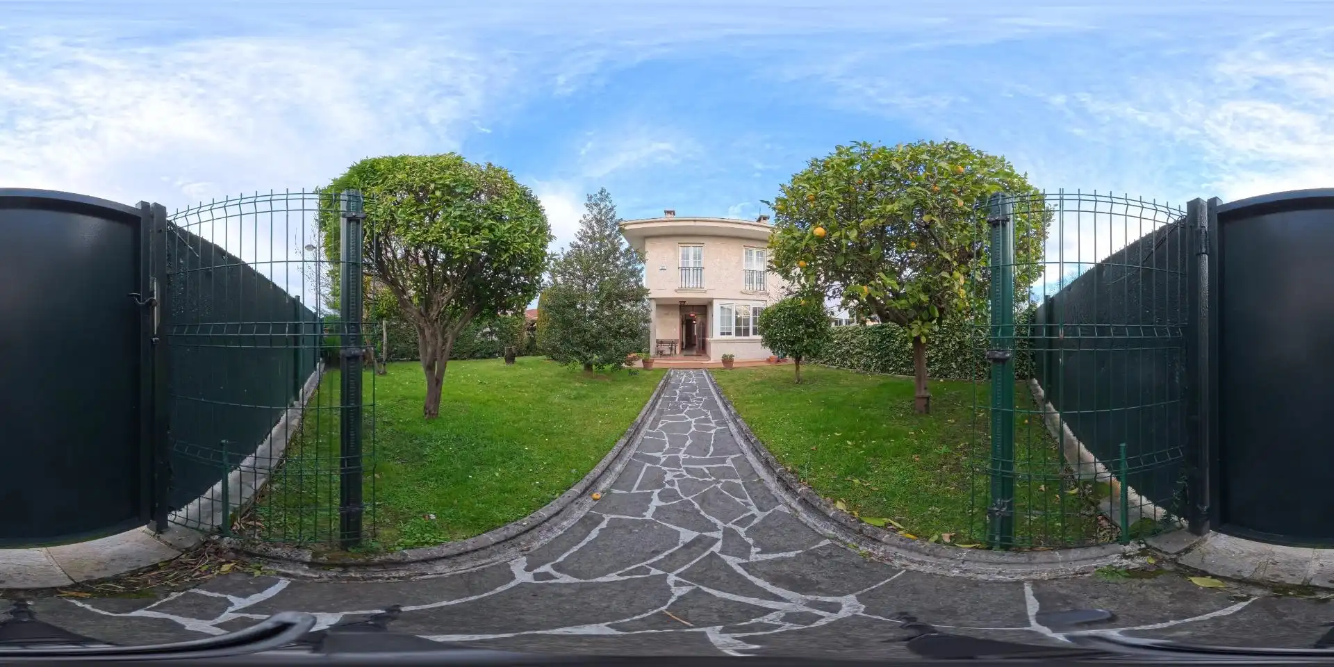 Jardí de Casa o xalet en venda en Torrelavega  amb Calefacció, Jardí privat i Traster
