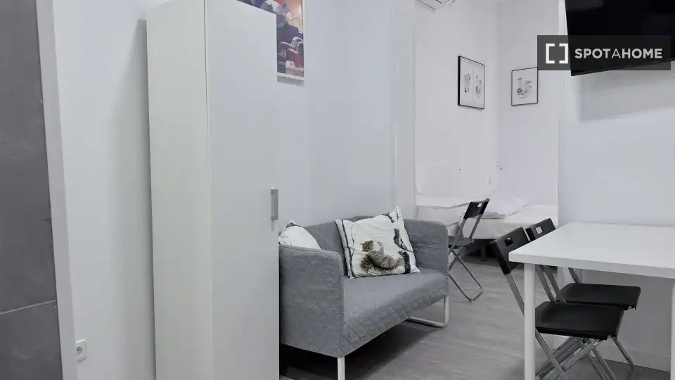 Bedroom of Flat for rent in Madrid  with Air Conditioner, Heating and Furnished
