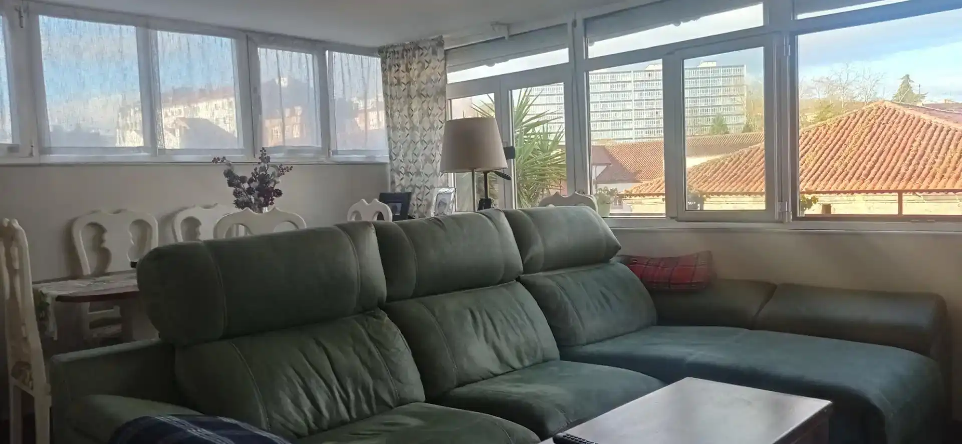 Sala d'estar de Àtic per a compartir en Oviedo  amb Parquet, Moblat i Forn