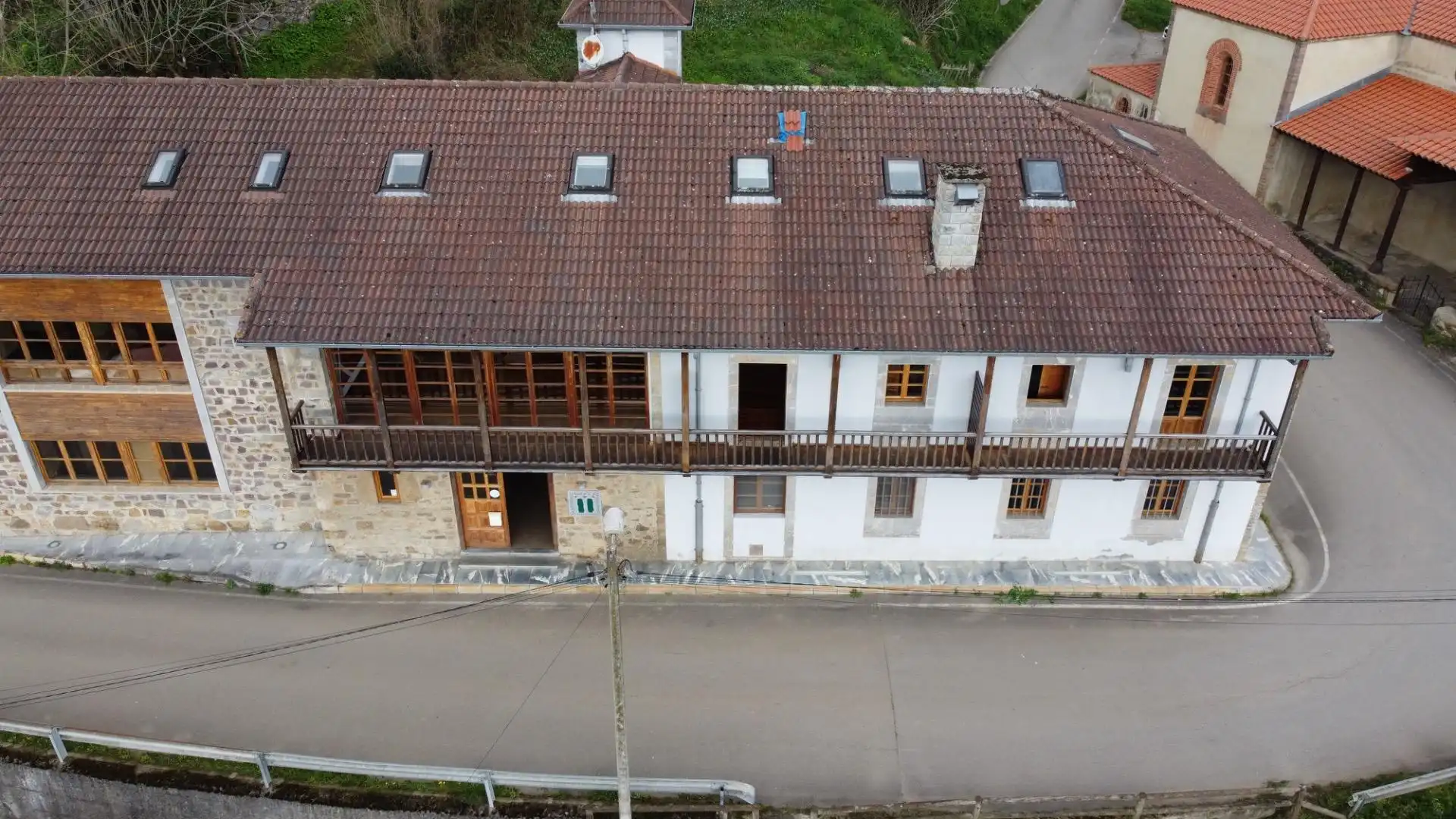 Vista exterior de Finca rústica en venda en Lena amb Jardí privat, Traster i Balcó