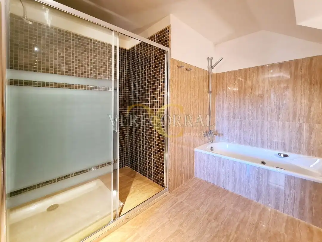 Baño de Casa o chalet en venta en Oviedo  con Calefacción, Jardín privado y Terraza