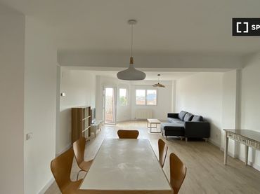 Appartamento con balcone in affitto a Avenida Europa