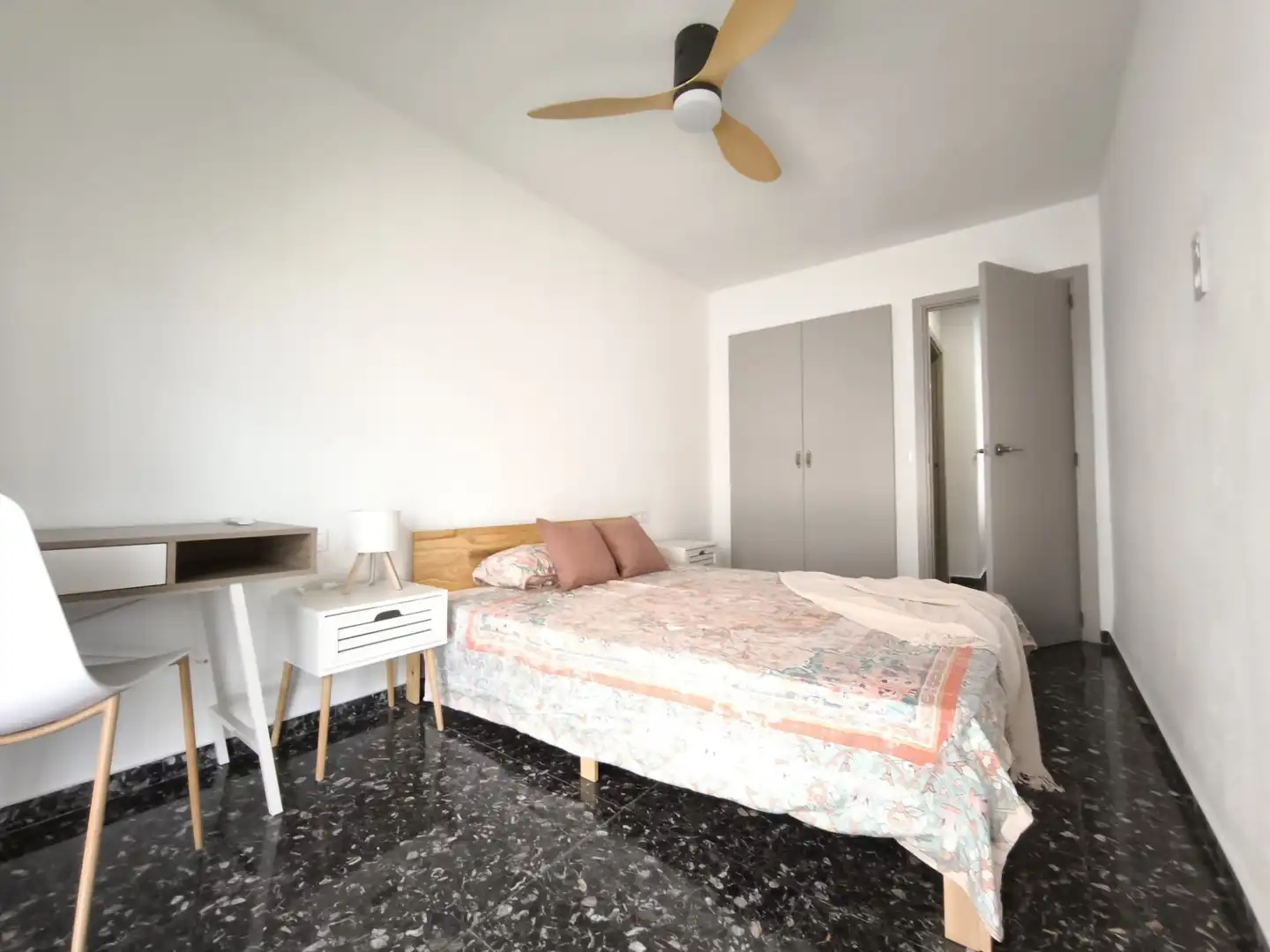 Schlafzimmer von Wohnung zur Miete in Valencia mit Klimaanlage, Möbliert und Balkon