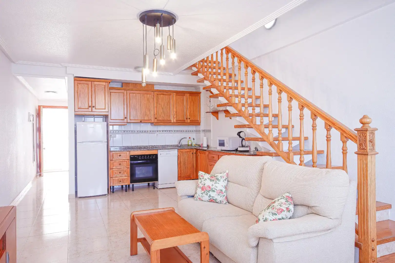 Sala d'estar de Apartament de lloguer en Torrevieja amb Aire condicionat, Jardí privat i Terrassa