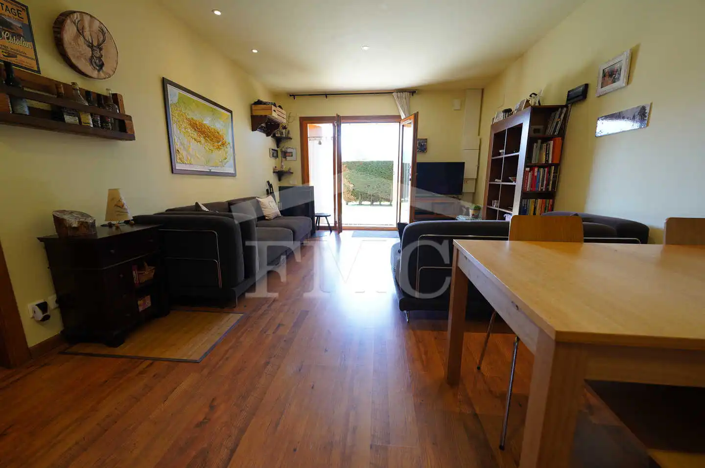 Wohnzimmer von Erdgeschoss zum Verkauf in Font-Romeu-Odeillo-Via mit Heizung, Privatgarten und Parkett